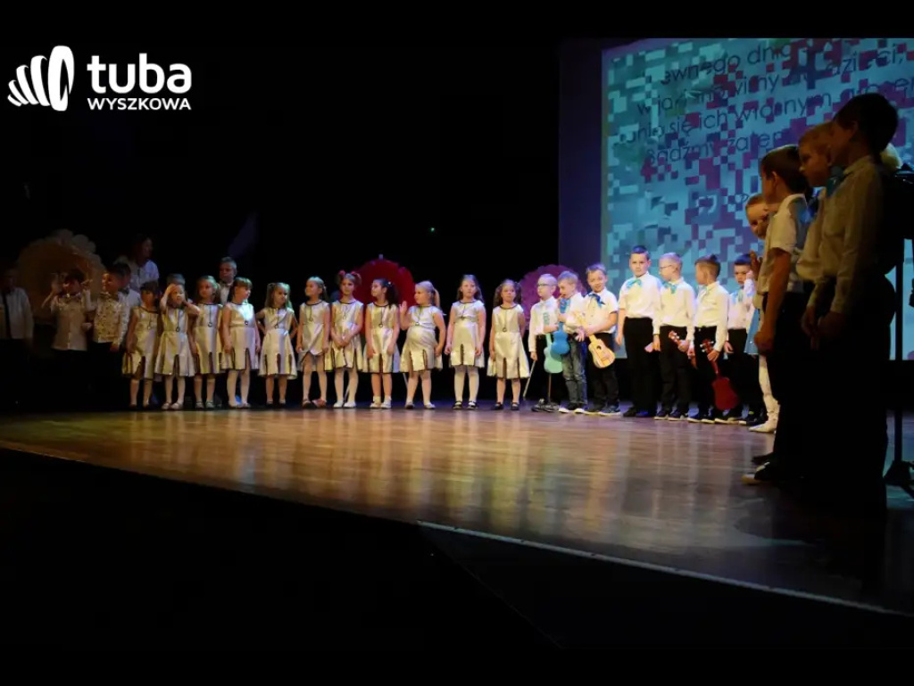 „Nasze życie z Wami płynie wprost bajecznie”. Koncert przedszkolaków z „Bajki”