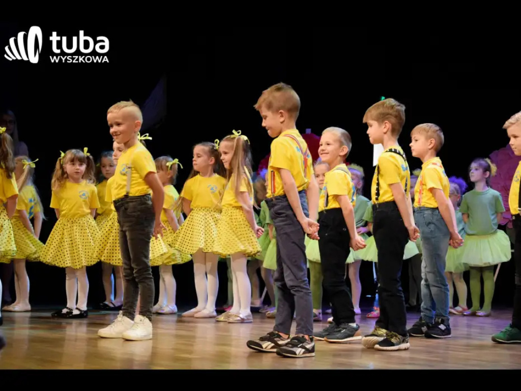 „Nasze życie z Wami płynie wprost bajecznie”. Koncert przedszkolaków z „Bajki”