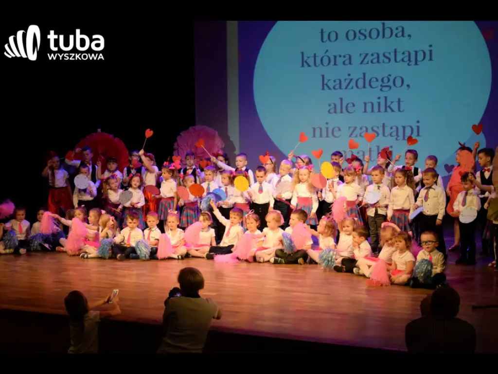 „Nasze życie z Wami płynie wprost bajecznie”. Koncert przedszkolaków z „Bajki”