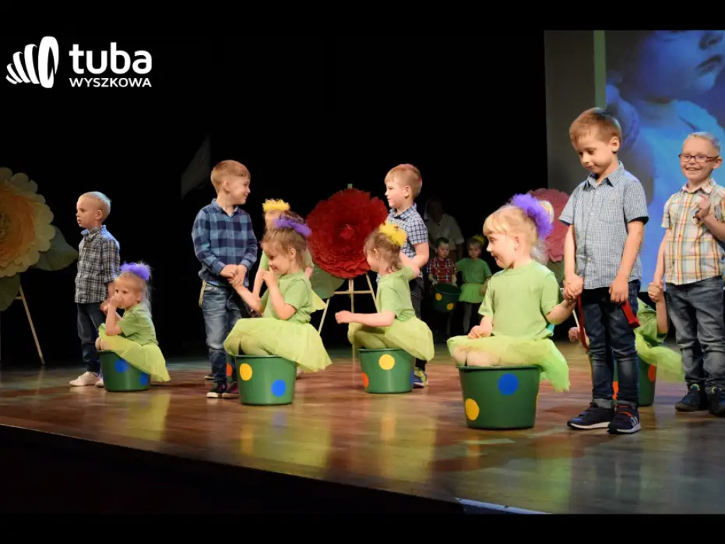 „Nasze życie z Wami płynie wprost bajecznie”. Koncert przedszkolaków z „Bajki”