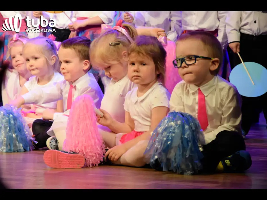 „Nasze życie z Wami płynie wprost bajecznie”. Koncert przedszkolaków z „Bajki”