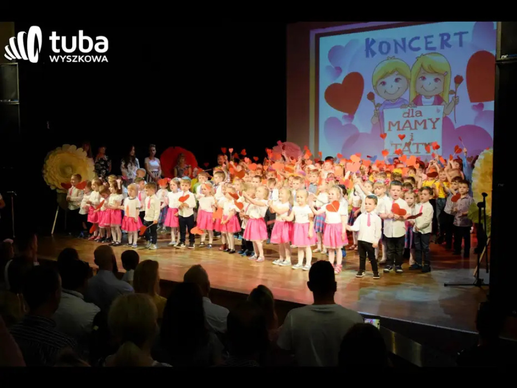 „Nasze życie z Wami płynie wprost bajecznie”. Koncert przedszkolaków z „Bajki”