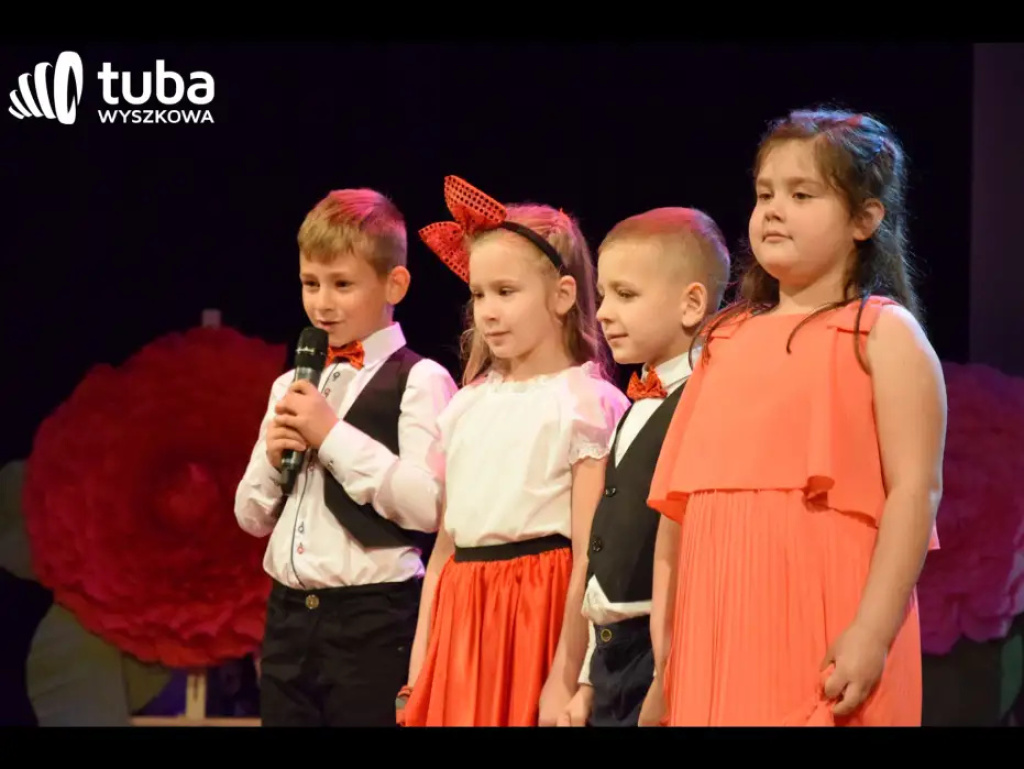 „Nasze życie z Wami płynie wprost bajecznie”. Koncert przedszkolaków z „Bajki”