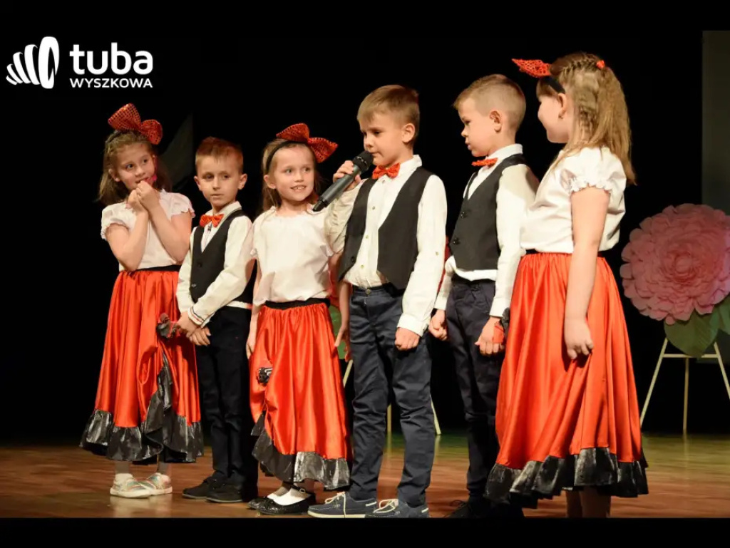 „Nasze życie z Wami płynie wprost bajecznie”. Koncert przedszkolaków z „Bajki”