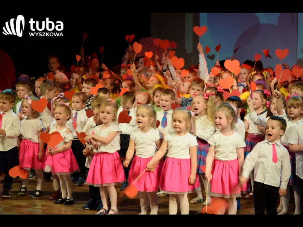 „Nasze życie z Wami płynie wprost bajecznie”. Koncert przedszkolaków z „Bajki”