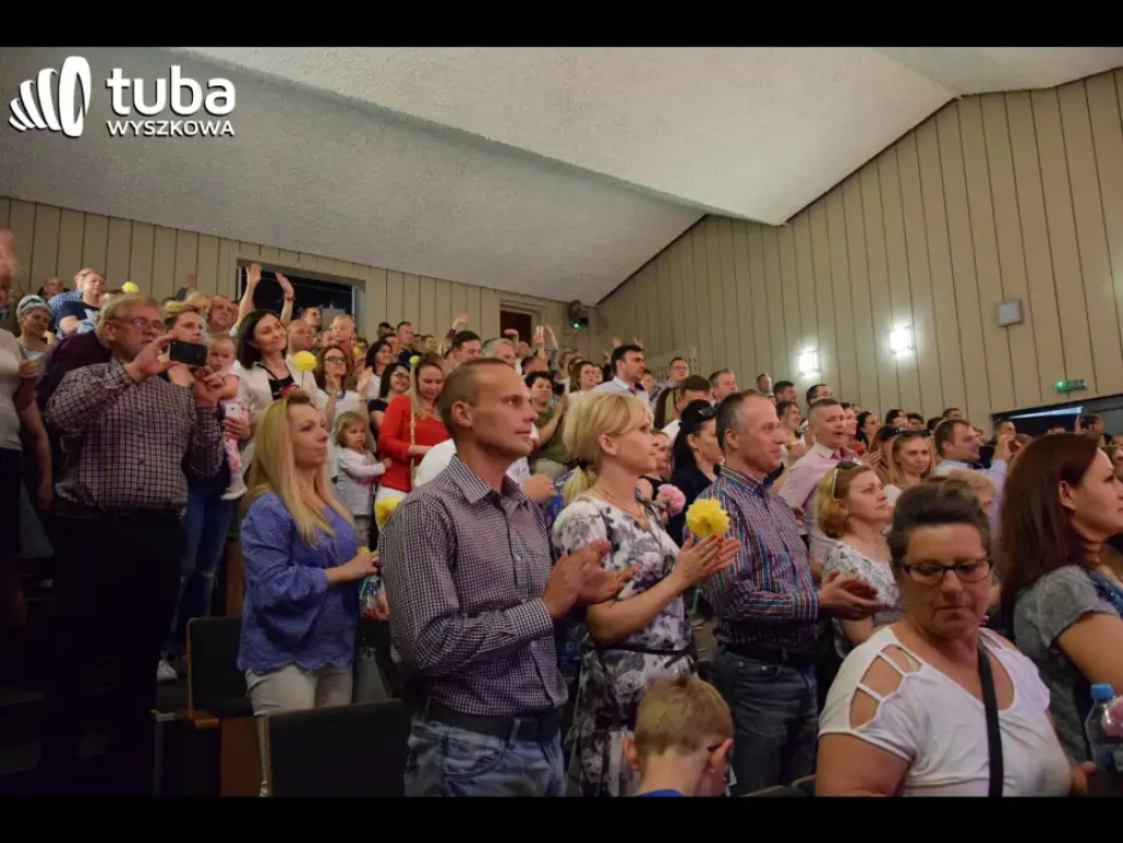 „Nasze życie z Wami płynie wprost bajecznie”. Koncert przedszkolaków z „Bajki”
