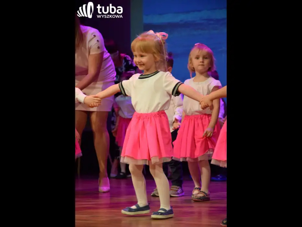 „Nasze życie z Wami płynie wprost bajecznie”. Koncert przedszkolaków z „Bajki”