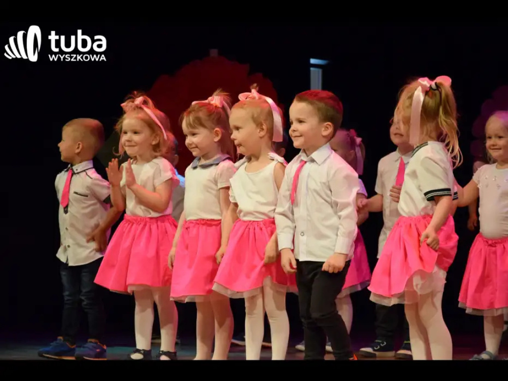 „Nasze życie z Wami płynie wprost bajecznie”. Koncert przedszkolaków z „Bajki”