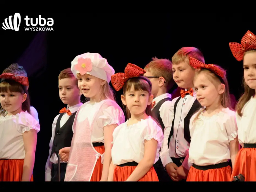 „Nasze życie z Wami płynie wprost bajecznie”. Koncert przedszkolaków z „Bajki”
