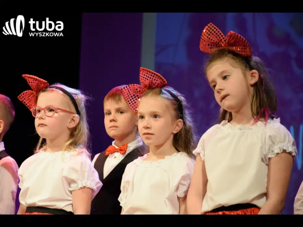 „Nasze życie z Wami płynie wprost bajecznie”. Koncert przedszkolaków z „Bajki”