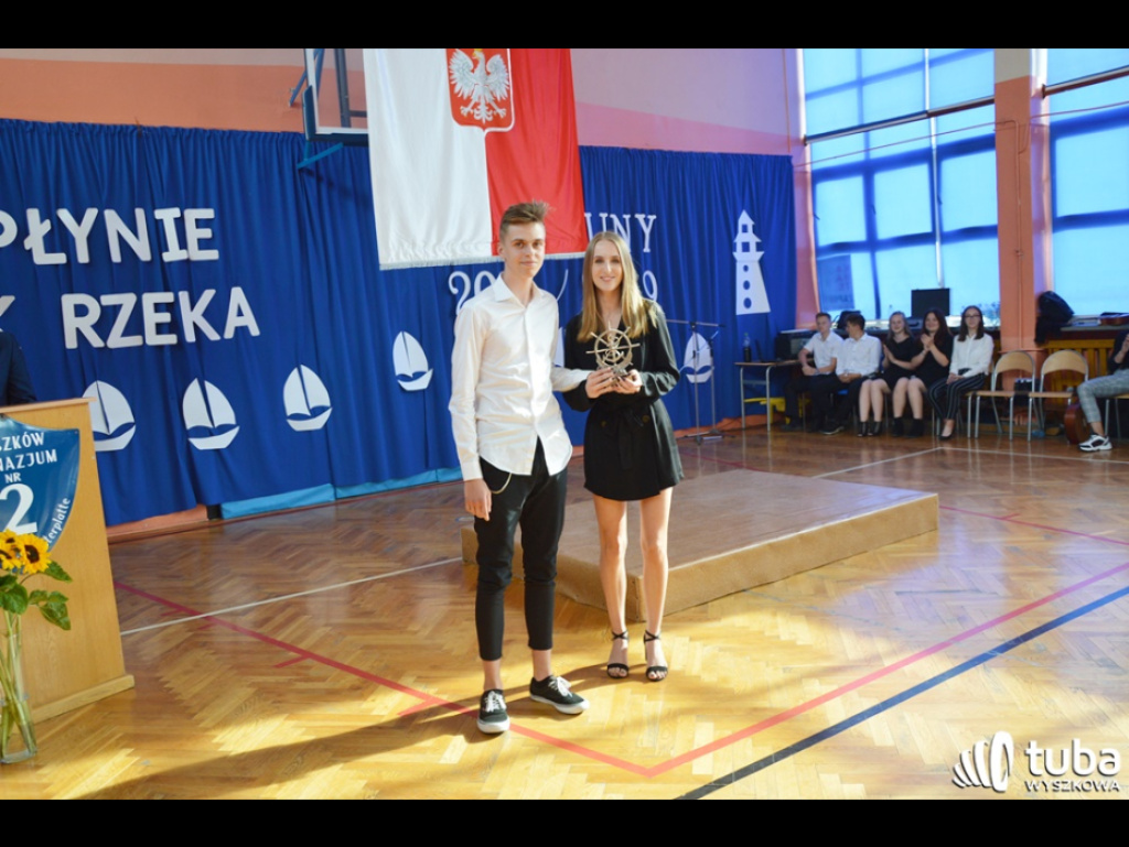Historyczna chwila w Gimnazjum nr 2. Uczniowie ostatniego rocznika zakończyli naukę