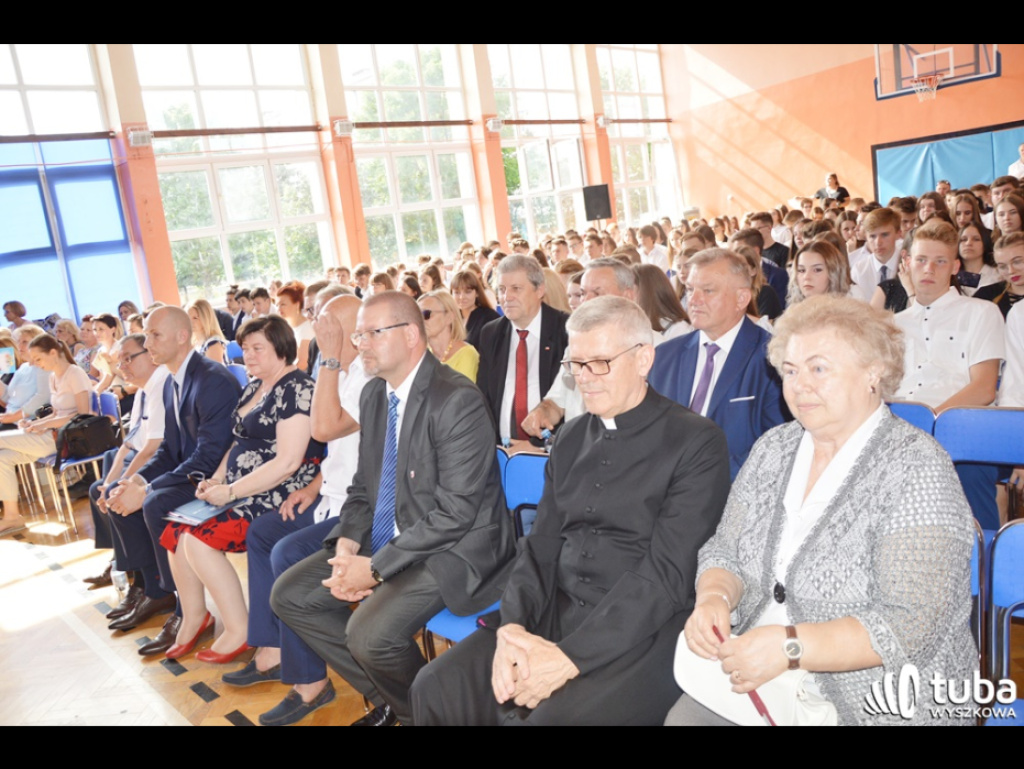 Historyczna chwila w Gimnazjum nr 2. Uczniowie ostatniego rocznika zakończyli naukę