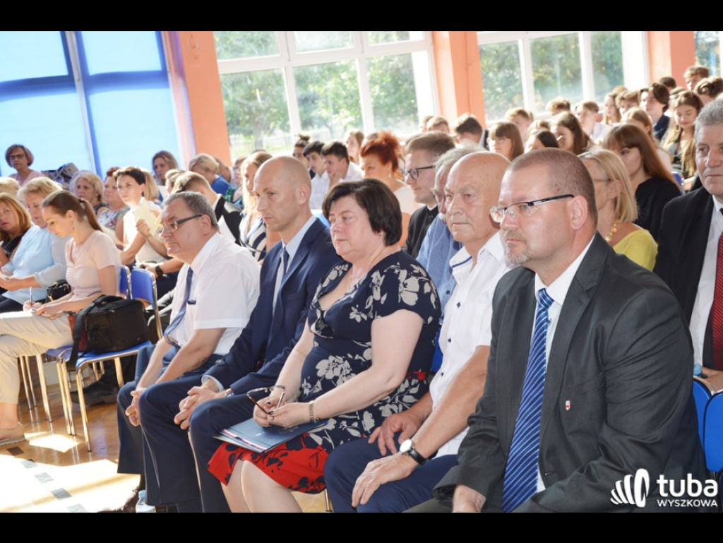Historyczna chwila w Gimnazjum nr 2. Uczniowie ostatniego rocznika zakończyli naukę