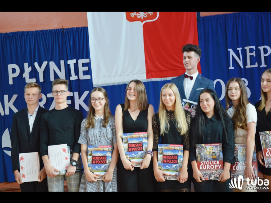 Historyczna chwila w Gimnazjum nr 2. Uczniowie ostatniego rocznika zakończyli naukę