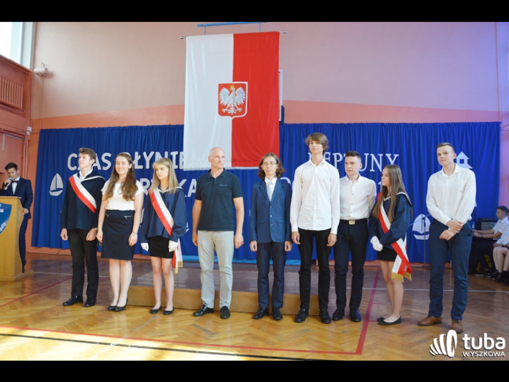Historyczna chwila w Gimnazjum nr 2. Uczniowie ostatniego rocznika zakończyli naukę