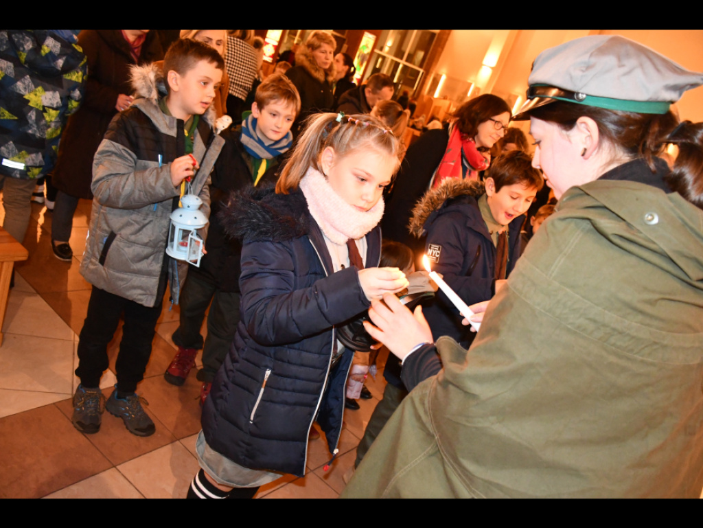 Betlejemskie Światełko Pokoju w wyszkowskich domach i urzędach
