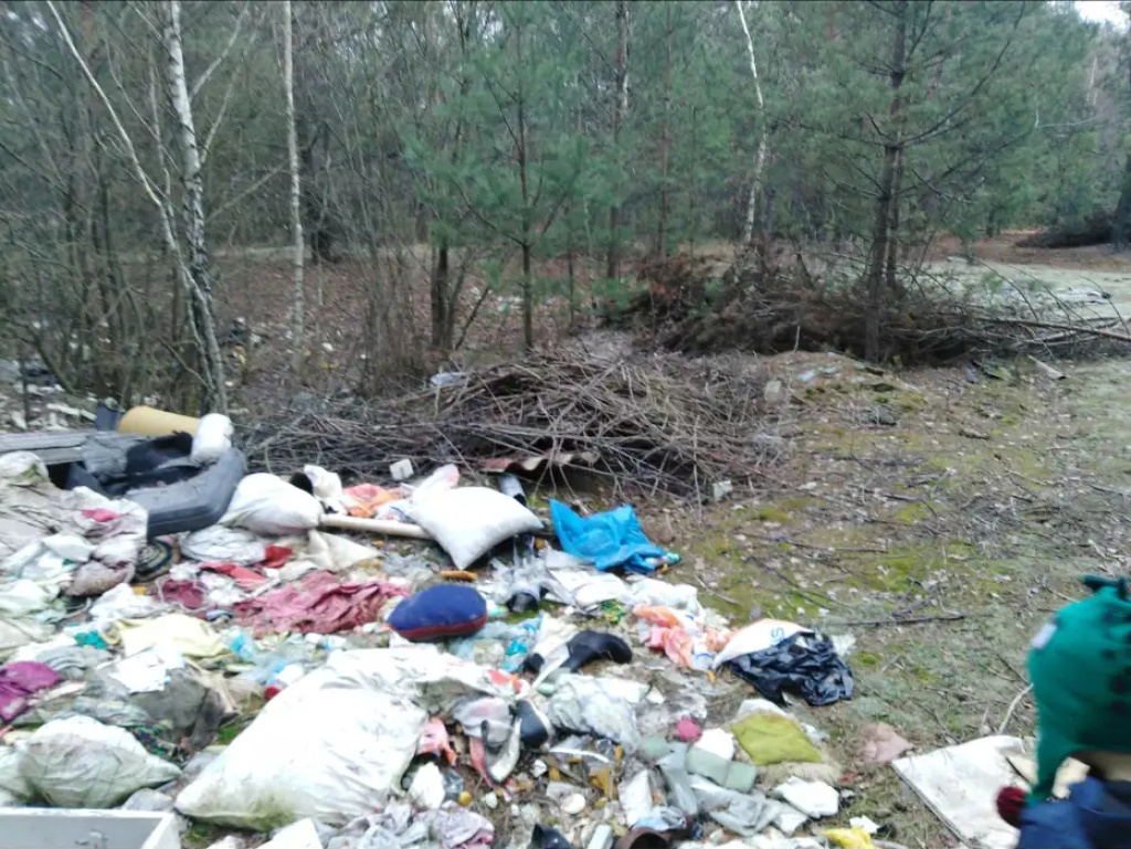 Wydmy toną w śmieciach. Mieszkańcy zbierają pieniądze na ich posprzątanie