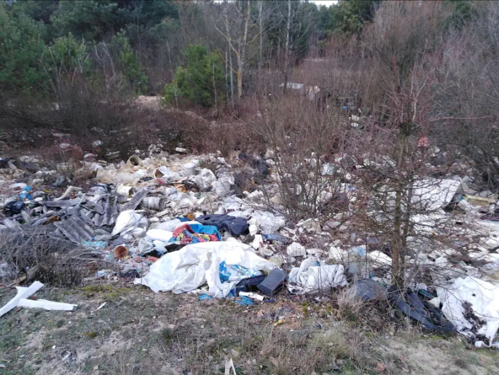 Wydmy toną w śmieciach. Mieszkańcy zbierają pieniądze na ich posprzątanie