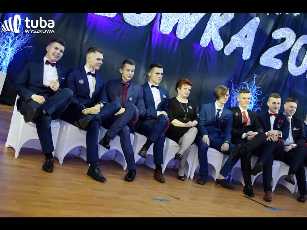 Baśniowy bal studniówkowy maturzystów Zespołu Szkół nr 3 w Wyszkowie (video)