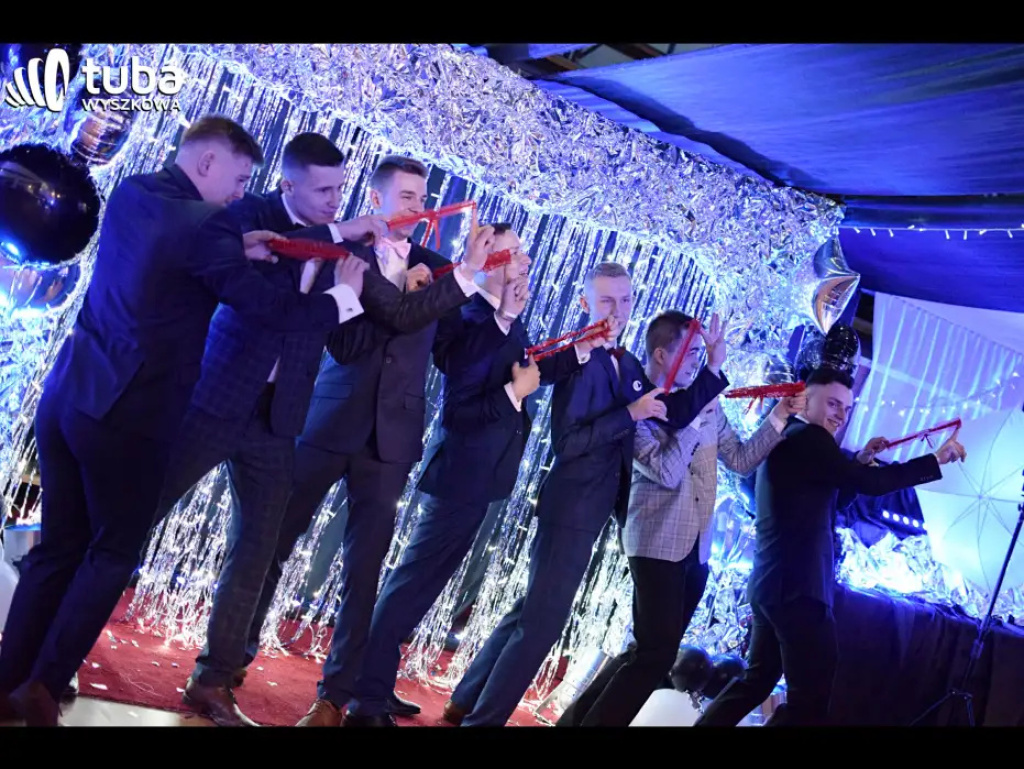 Baśniowy bal studniówkowy maturzystów Zespołu Szkół nr 3 w Wyszkowie (video)