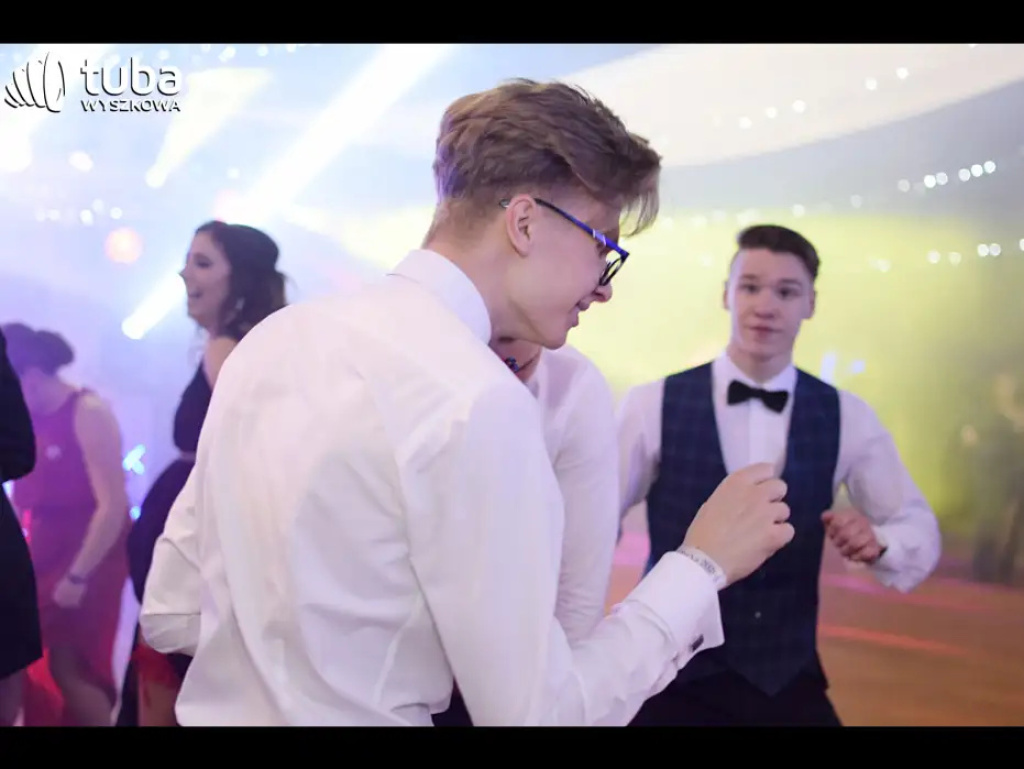Baśniowy bal studniówkowy maturzystów Zespołu Szkół nr 3 w Wyszkowie (video)