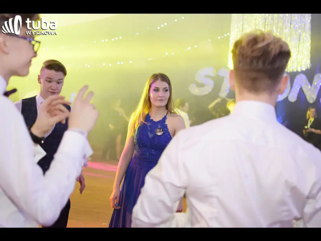 Baśniowy bal studniówkowy maturzystów Zespołu Szkół nr 3 w Wyszkowie (video)