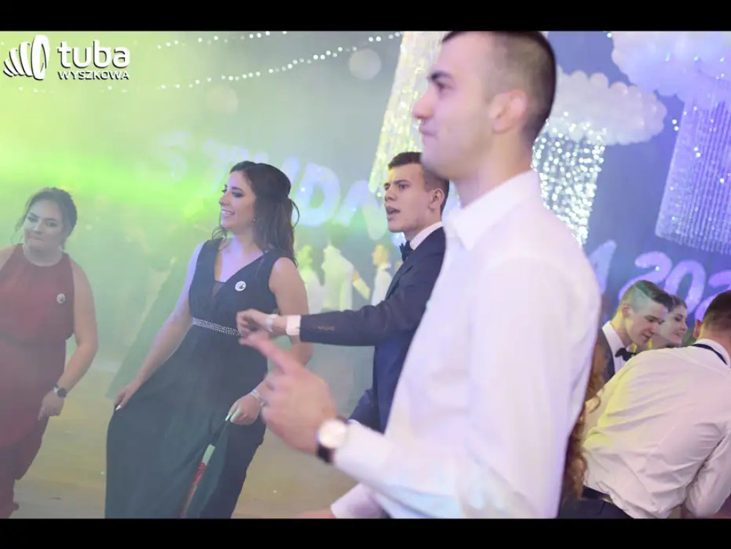 Baśniowy bal studniówkowy maturzystów Zespołu Szkół nr 3 w Wyszkowie (video)