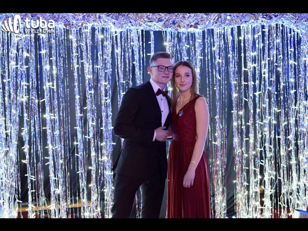 Baśniowy bal studniówkowy maturzystów Zespołu Szkół nr 3 w Wyszkowie (video)