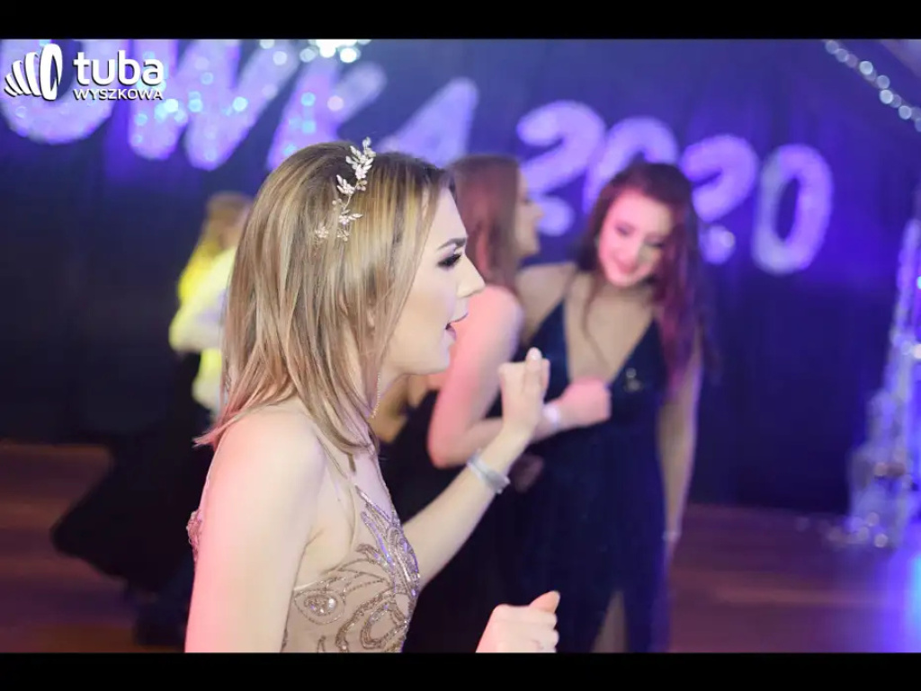 Baśniowy bal studniówkowy maturzystów Zespołu Szkół nr 3 w Wyszkowie (video)
