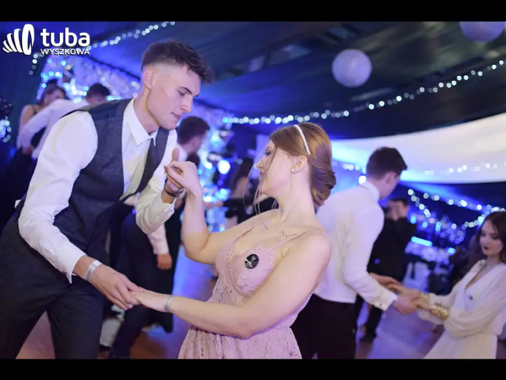 Baśniowy bal studniówkowy maturzystów Zespołu Szkół nr 3 w Wyszkowie (video)