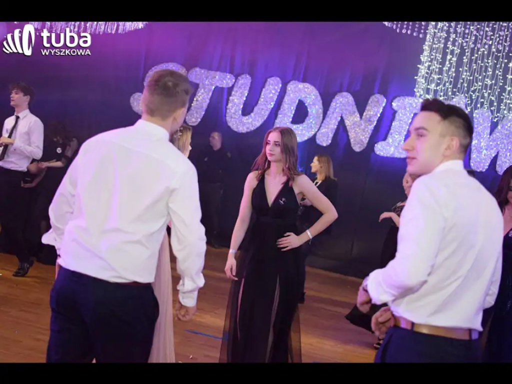 Baśniowy bal studniówkowy maturzystów Zespołu Szkół nr 3 w Wyszkowie (video)