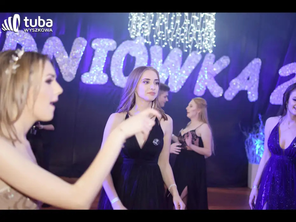 Baśniowy bal studniówkowy maturzystów Zespołu Szkół nr 3 w Wyszkowie (video)