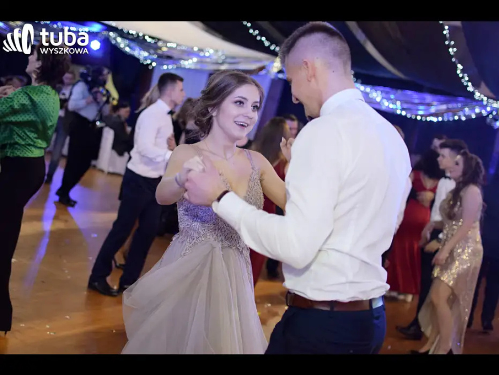 Baśniowy bal studniówkowy maturzystów Zespołu Szkół nr 3 w Wyszkowie (video)