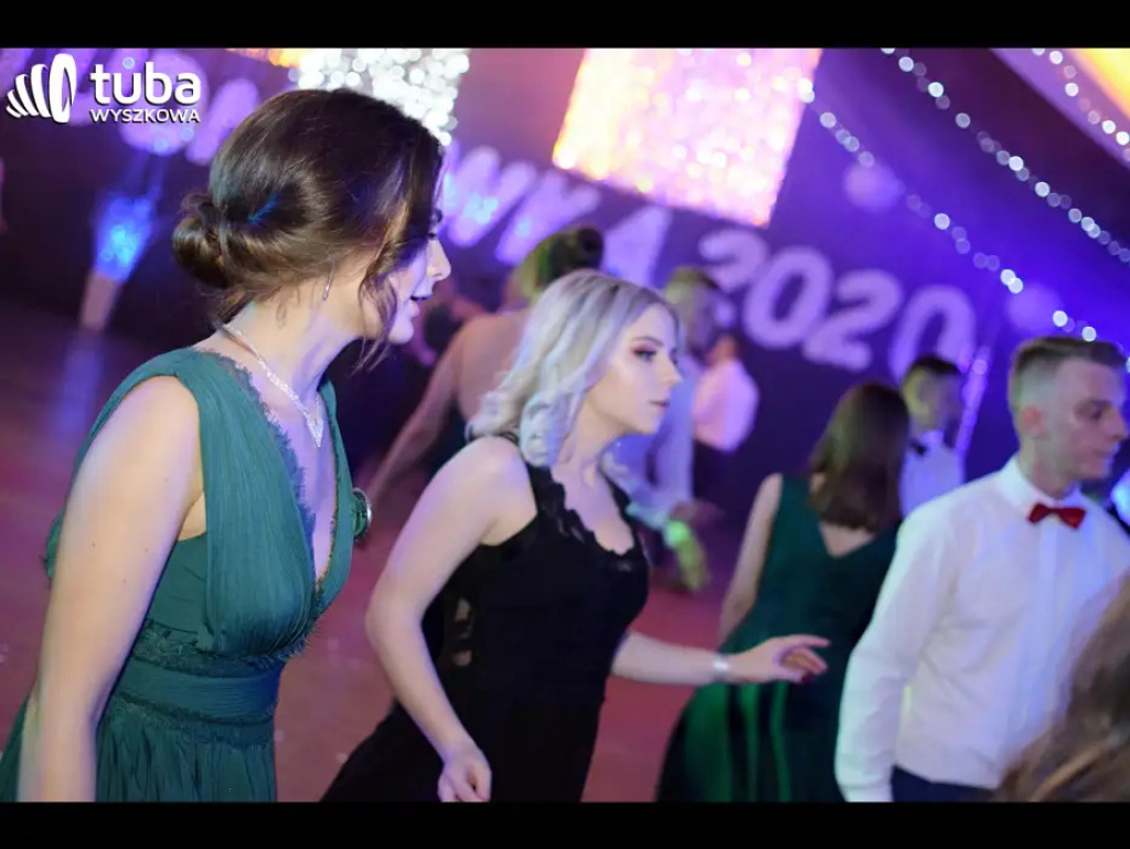 Baśniowy bal studniówkowy maturzystów Zespołu Szkół nr 3 w Wyszkowie (video)