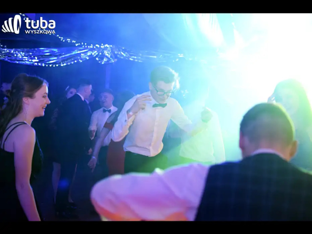 Baśniowy bal studniówkowy maturzystów Zespołu Szkół nr 3 w Wyszkowie (video)