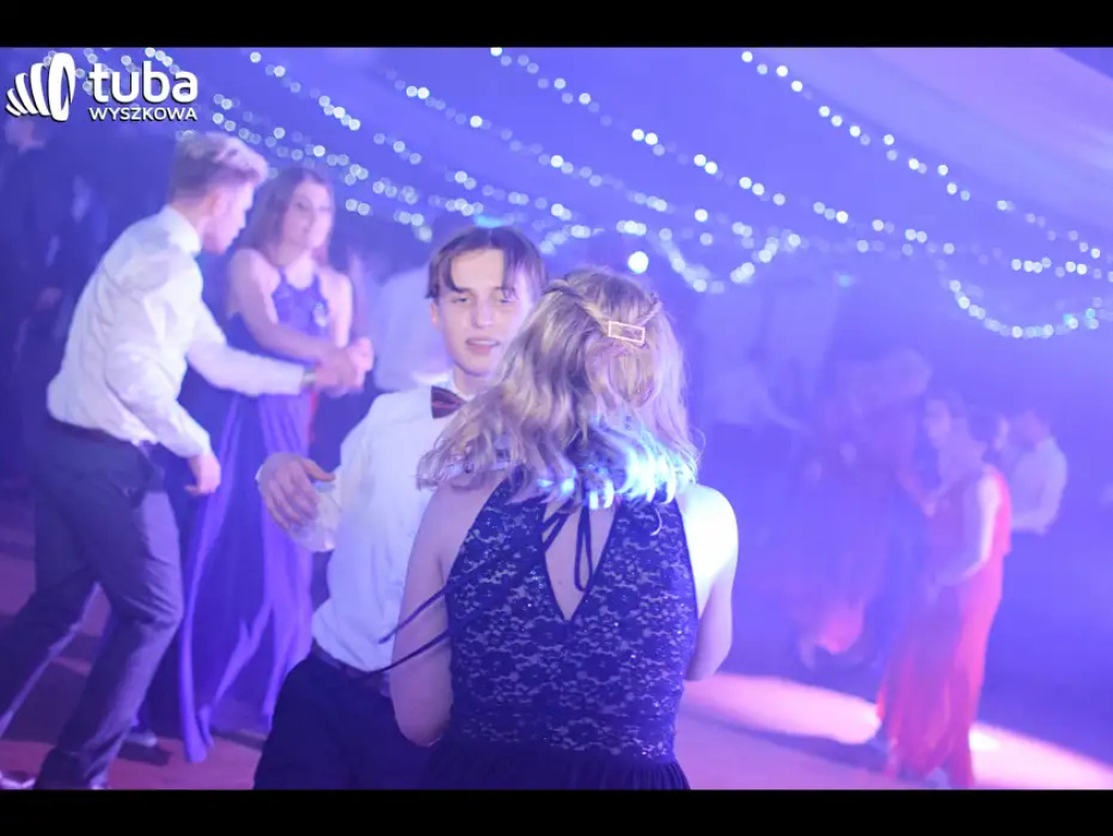 Baśniowy bal studniówkowy maturzystów Zespołu Szkół nr 3 w Wyszkowie (video)