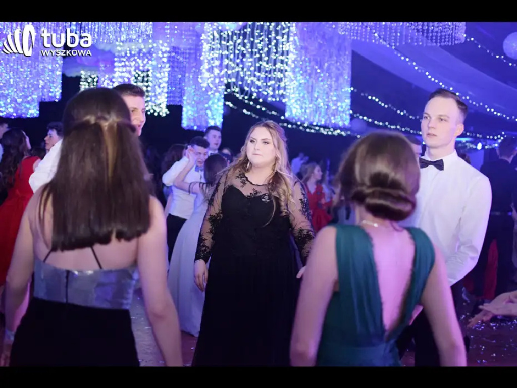 Baśniowy bal studniówkowy maturzystów Zespołu Szkół nr 3 w Wyszkowie (video)