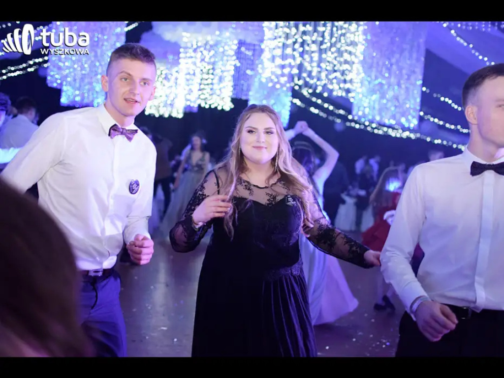 Baśniowy bal studniówkowy maturzystów Zespołu Szkół nr 3 w Wyszkowie (video)