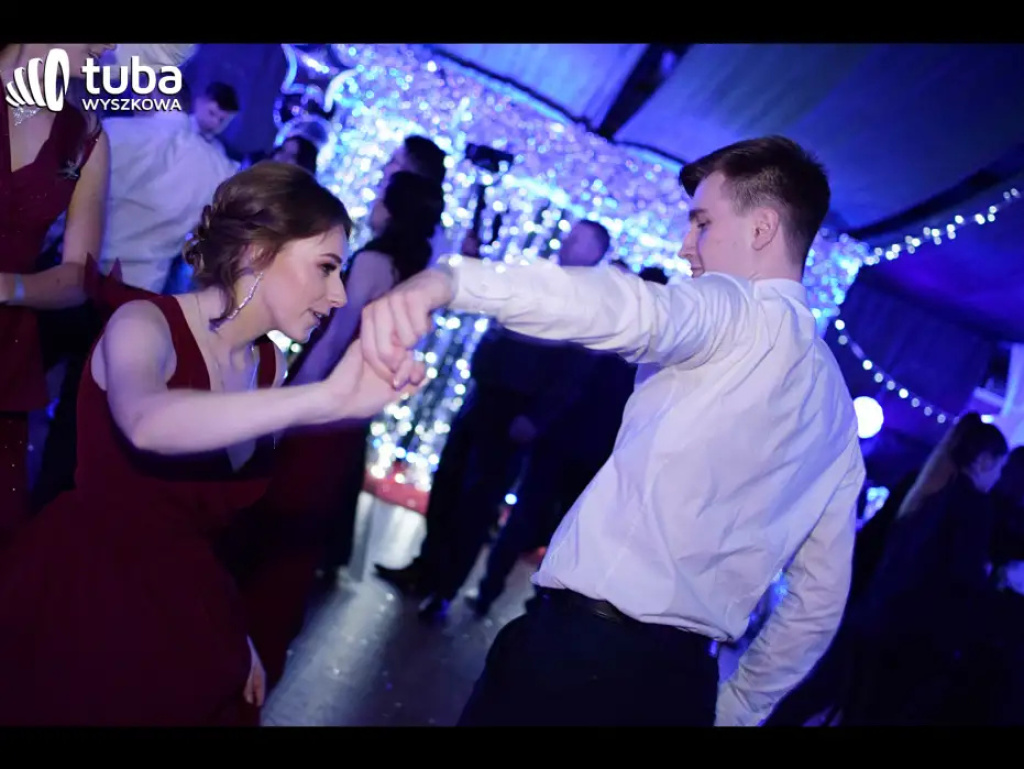 Baśniowy bal studniówkowy maturzystów Zespołu Szkół nr 3 w Wyszkowie (video)