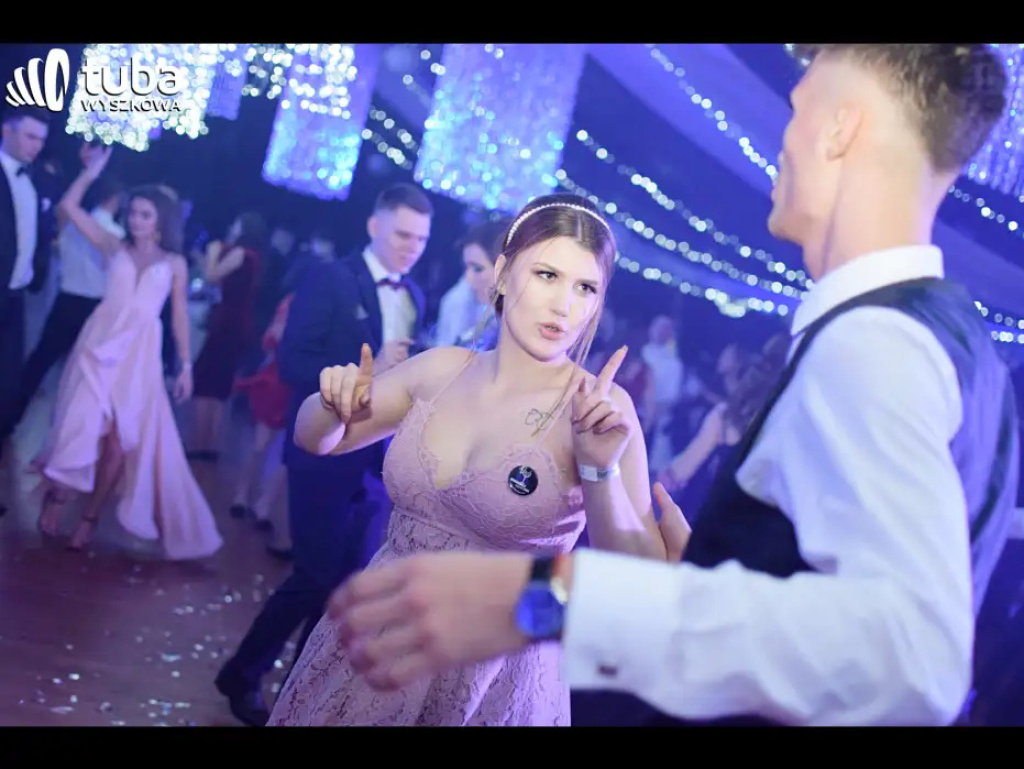 Baśniowy bal studniówkowy maturzystów Zespołu Szkół nr 3 w Wyszkowie (video)