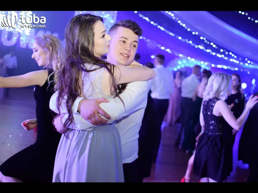Baśniowy bal studniówkowy maturzystów Zespołu Szkół nr 3 w Wyszkowie (video)