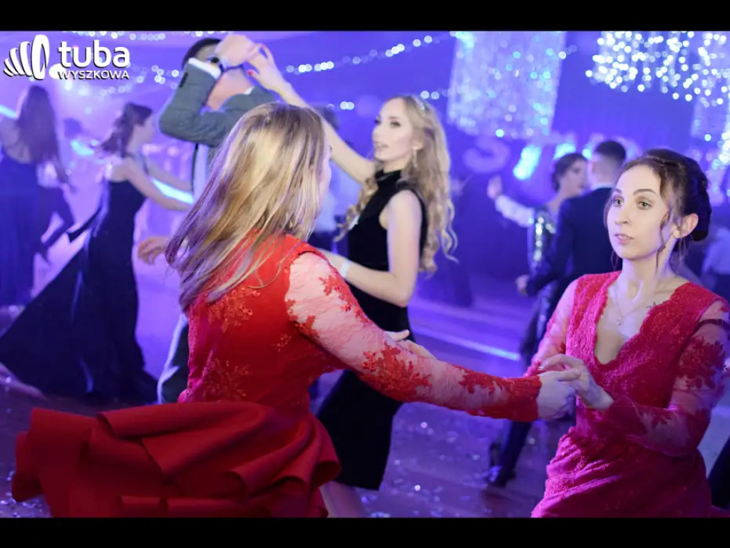 Baśniowy bal studniówkowy maturzystów Zespołu Szkół nr 3 w Wyszkowie (video)