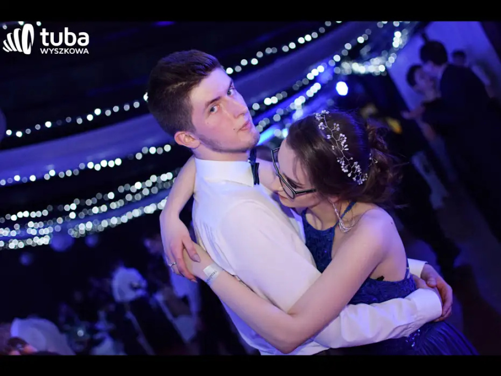 Baśniowy bal studniówkowy maturzystów Zespołu Szkół nr 3 w Wyszkowie (video)