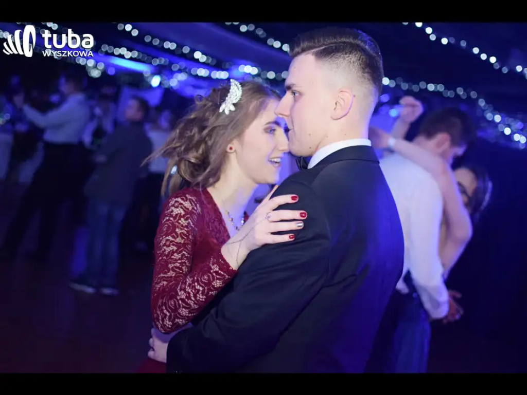 Baśniowy bal studniówkowy maturzystów Zespołu Szkół nr 3 w Wyszkowie (video)