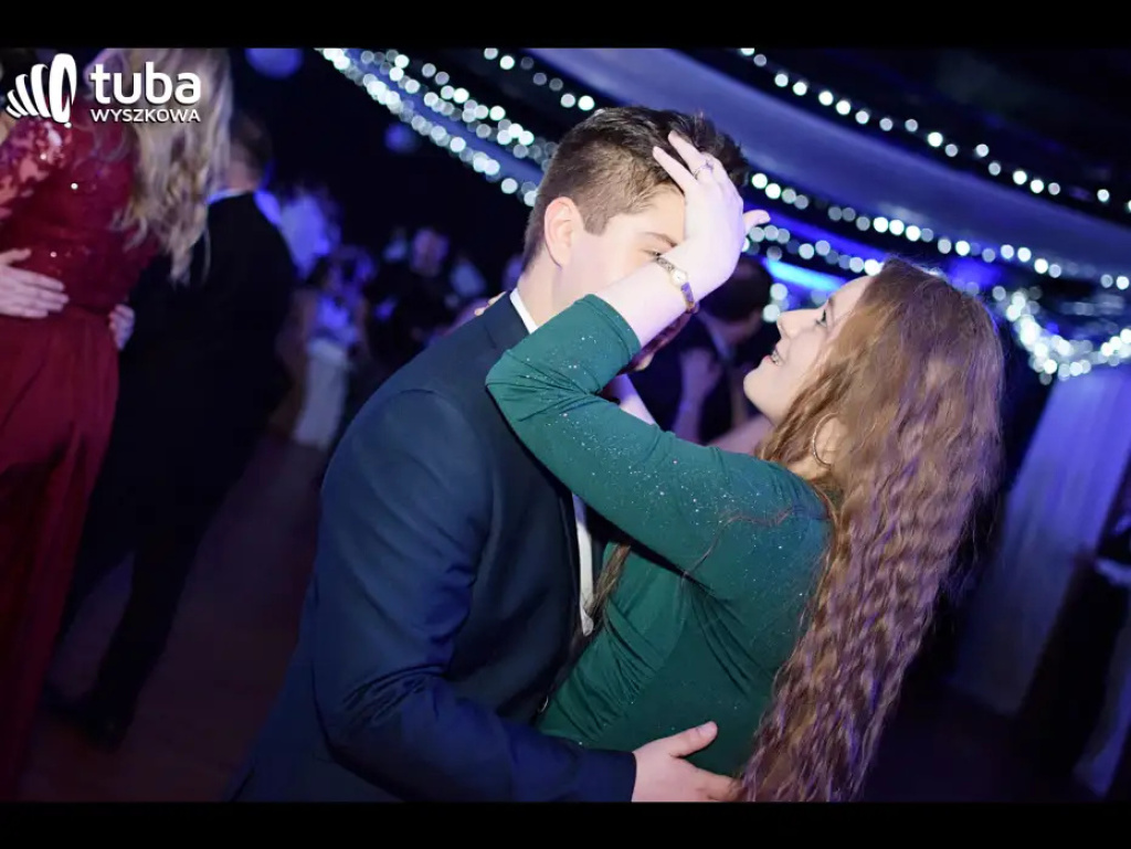 Baśniowy bal studniówkowy maturzystów Zespołu Szkół nr 3 w Wyszkowie (video)