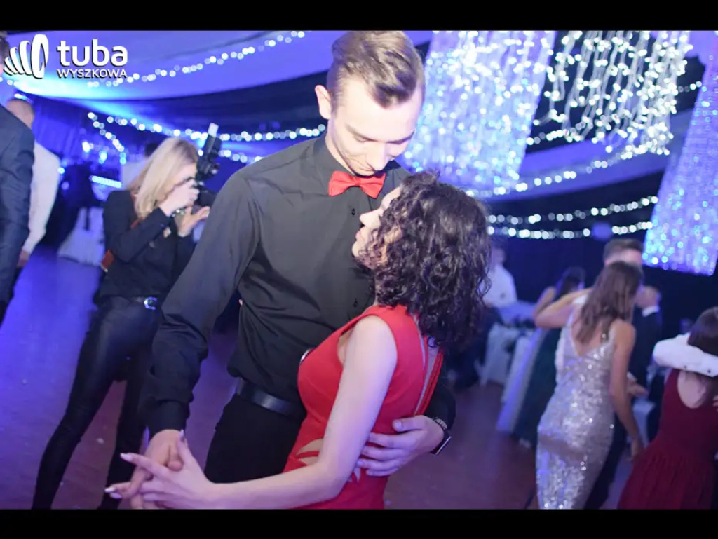 Baśniowy bal studniówkowy maturzystów Zespołu Szkół nr 3 w Wyszkowie (video)