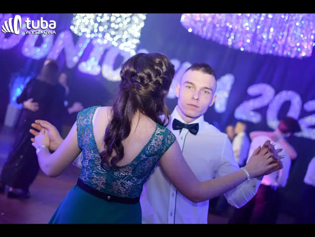 Baśniowy bal studniówkowy maturzystów Zespołu Szkół nr 3 w Wyszkowie (video)