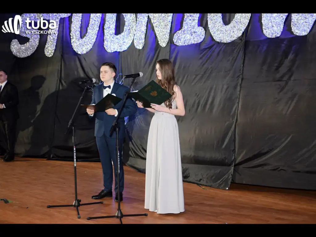 Baśniowy bal studniówkowy maturzystów Zespołu Szkół nr 3 w Wyszkowie (video)