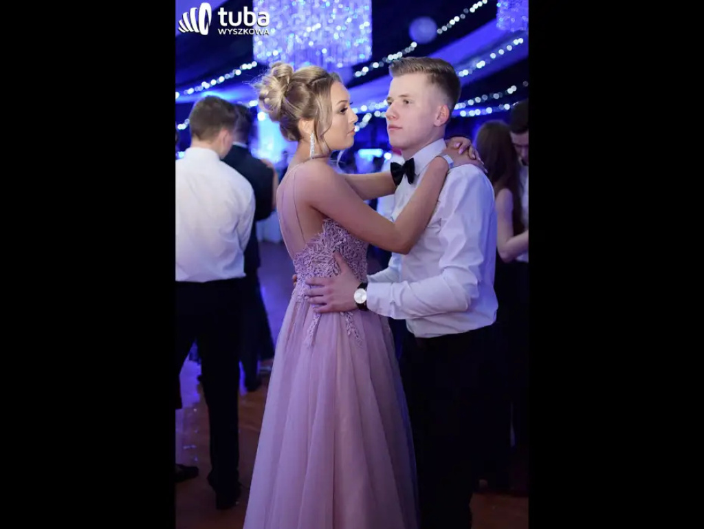 Baśniowy bal studniówkowy maturzystów Zespołu Szkół nr 3 w Wyszkowie (video)