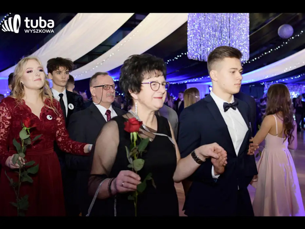 Baśniowy bal studniówkowy maturzystów Zespołu Szkół nr 3 w Wyszkowie (video)